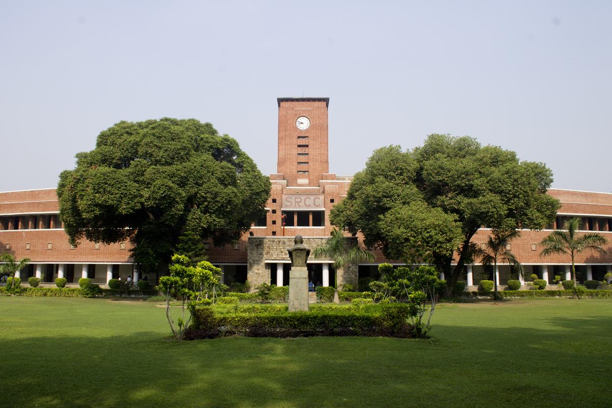 इस कॉलेज की स्थापना इंडस्ट्रियलिस्ट सर श्री राम ने 1926 में की थी।