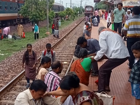 र ओवरब्रिज ना होना से ऐसी स्थिति बनी। कुछ लोग तो ट्रेन तक पहुंच भी नहीं पाए।