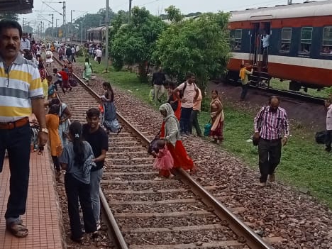 छत्तीसगढ़ के बालोद रेलवे स्टेशन में अचानक भगदड़ मच गई।