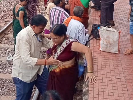 अलग-अलग प्लेटफार्म में ट्रेन आने से अफरा-तफरी का माहौल रहा।