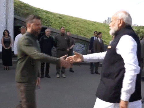 PM मोदी ने जेलेंस्की के साथ यूक्रेन नेशनल म्यूजियम का दौरा किया।