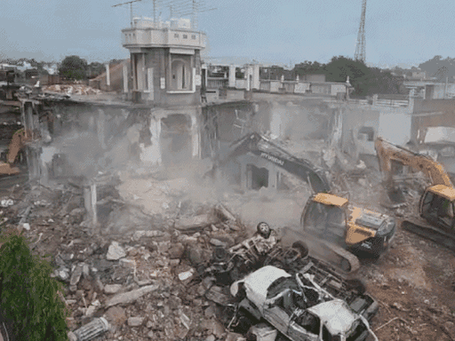 सुबह 11.30 बजे हवेली गिराने की कार्रवाई शुरू हुई, जो शाम तक चलती रही।