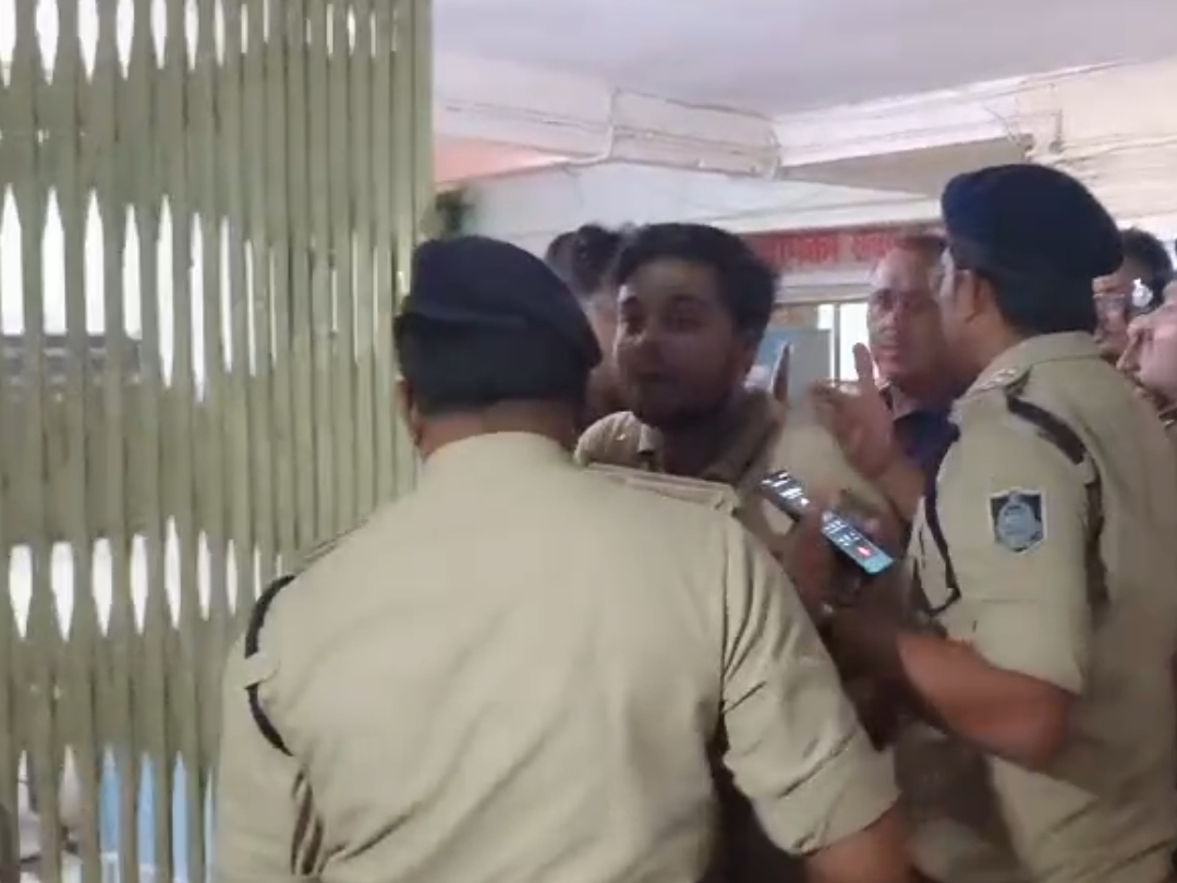 थाने पर मेजर के परिवार और पुलिस के बीच होती झड़प - Dainik Bhaskar