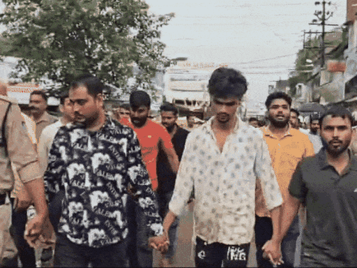 20 आरोपियों को पैदल ही कोर्ट तक ले जाया गया। उनसे नारे लगवाए गए।