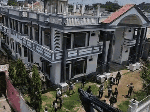 शहजाद अली की 20 हजार स्क्वायर फीट में बनी तीन मंजिला हवेली की कीमत 20 करोड़ रुपए बताई जा रही है।