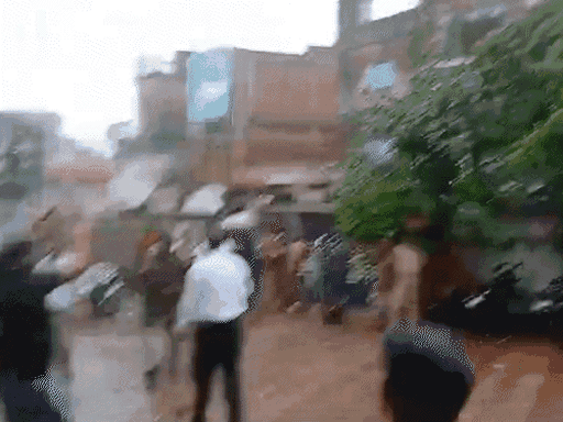 भारी भीड़ को देखते हुए पुलिस ने थाने का मेन गेट बंद कर दिया था।