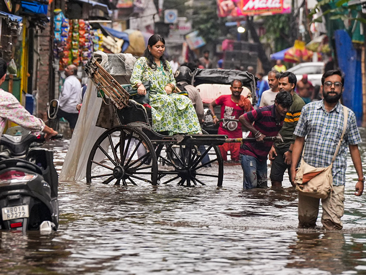 Rain continues in West Bengal as well. Water has flooded the streets and shops in Kolkata.