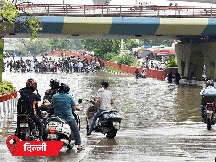There was heavy rain in Delhi on Friday. Roads were flooded in many areas, affecting traffic.