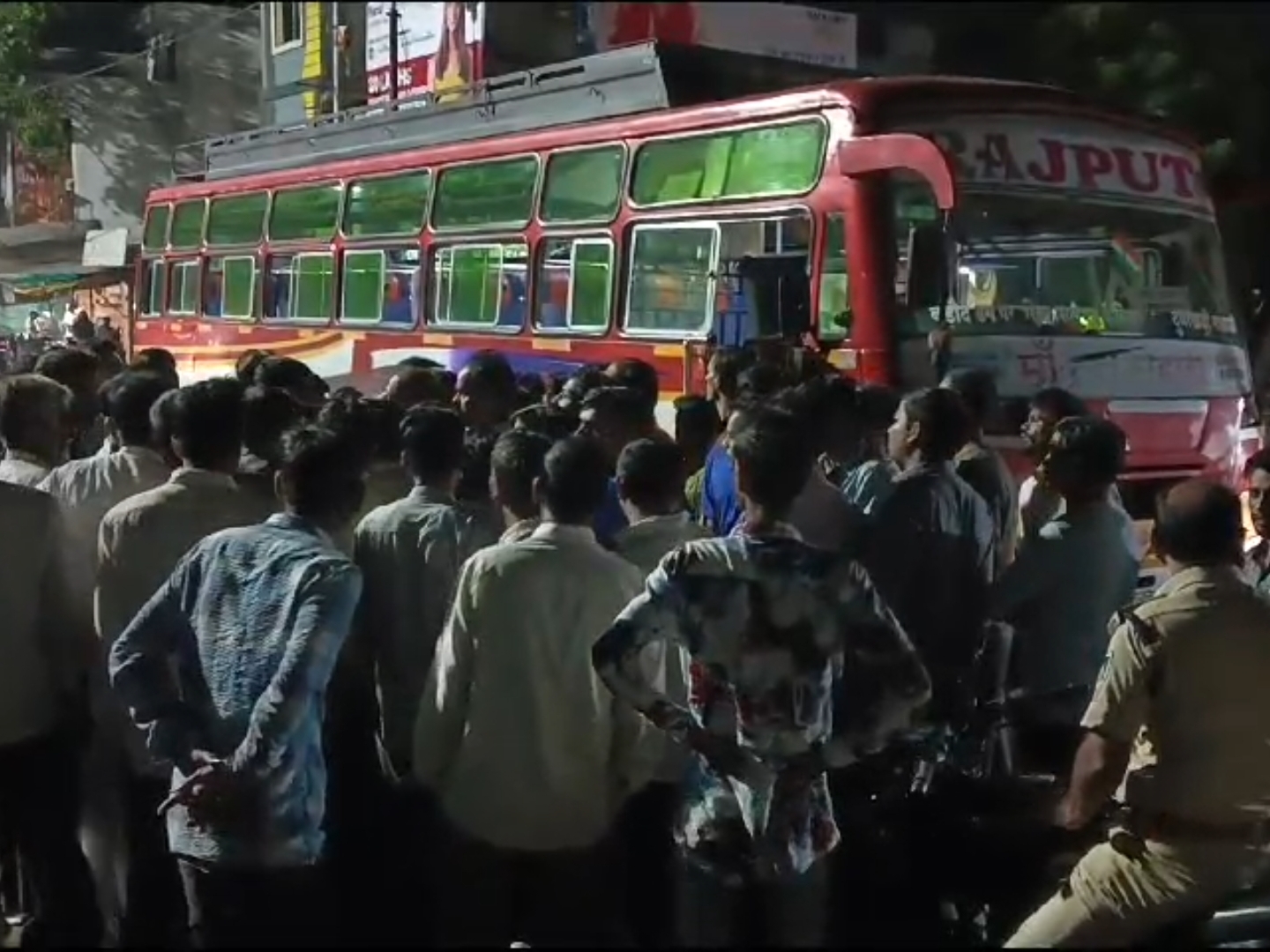 Bus Ran A passenger bus ran over a cow | यात्री बस ने गोवंश को रौंदा: गौ सेवकों ...