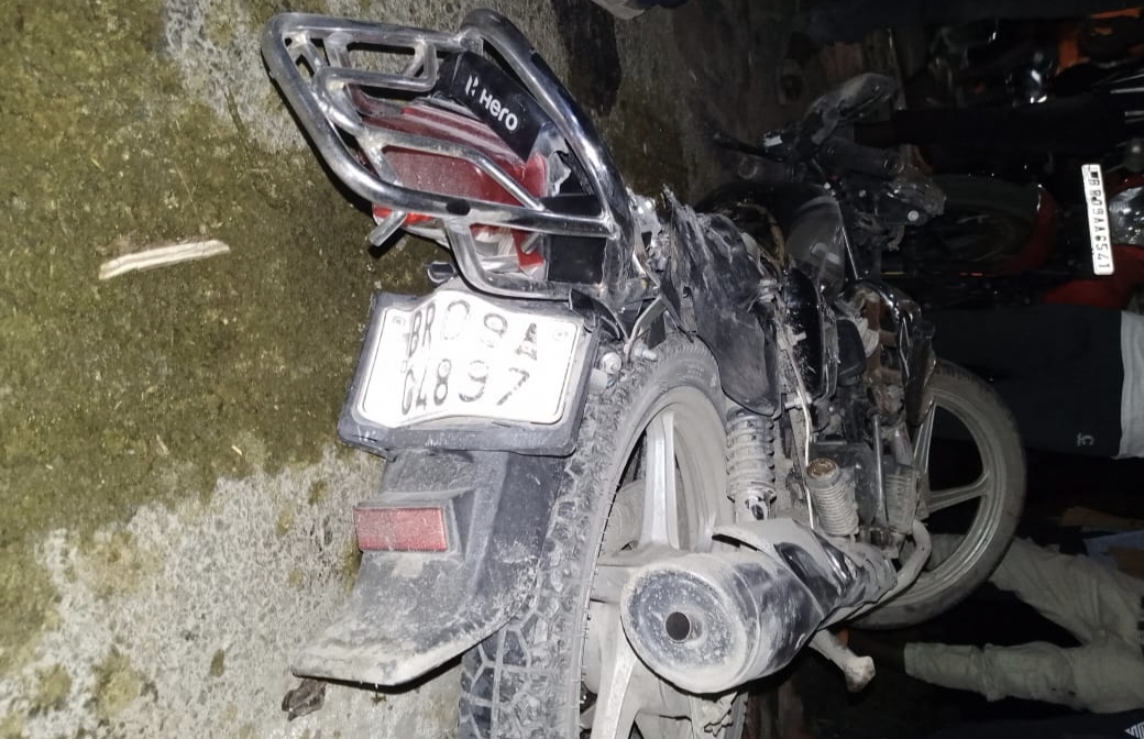 घटनास्थल पर पड़ी बाइक