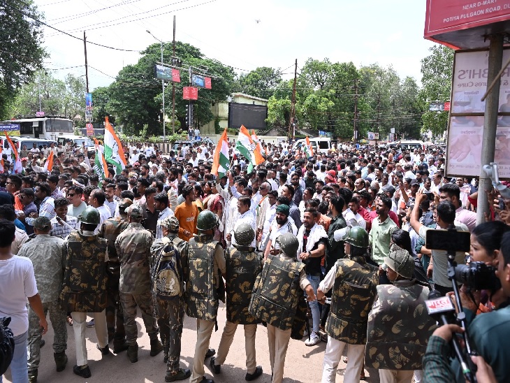 प्रदर्शन में हजारों की संख्या में शामिल हुए लोग