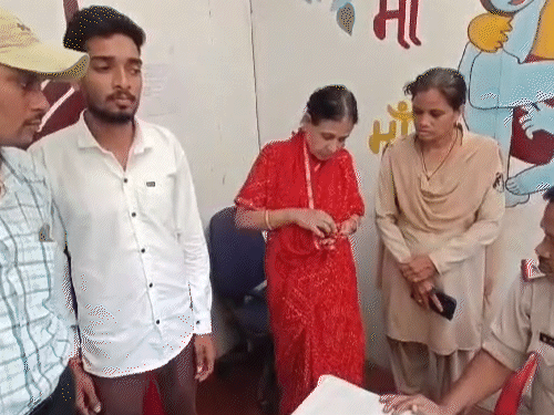 गिरफ्तारी के बाद थाने में महिला ने चेन निकालकर पुलिस को दी।