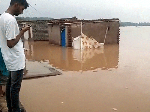 सीतामढ़ी के निचली बस्तियों में बाढ़ का पानी घुसा, हसदेव नदी में बाढ़ आई, आसपास के घरों तक पहुंचा पानी