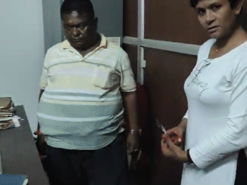 बाबू तारकचंद मकान की लीज रिन्यू करने के लिए रिश्वत की पहली किस्त ले रहा था।