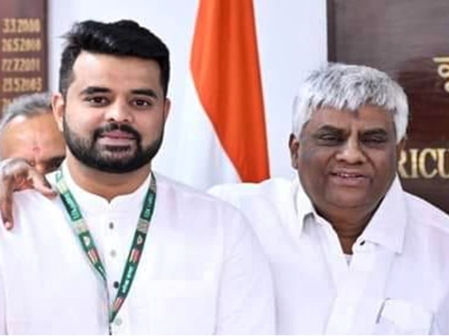 चार्जशीट में प्रज्वल (बाएं) पर रेप और उनके पिता एचडी रेवन्ना (दाएं) पर सेक्शुअल हैरेसमेंट के आरोप हैं। - Dainik Bhaskar