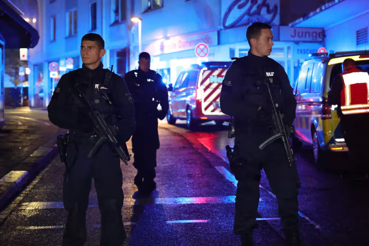 The police is trying to trace the attacker. Several teams have been deployed for this.