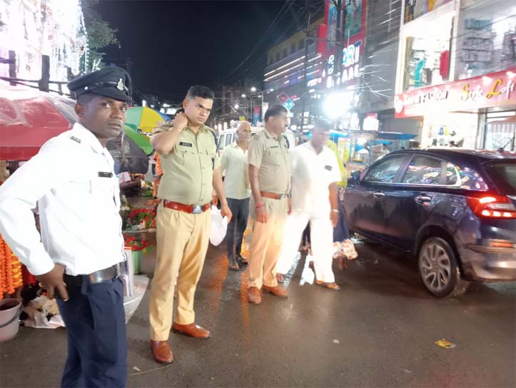 ट्रैफिक व्यवस्था का जायजा लेने पहुंचे पुलिस अधिकारी।