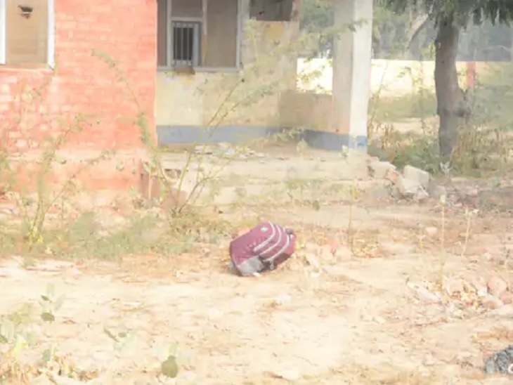 ये कन्हैया का बैग है। सिंचाई विभाग के खंडहर क्वार्टर के बाहर कन्हैया का बैग परिवार वालों को मिला था।