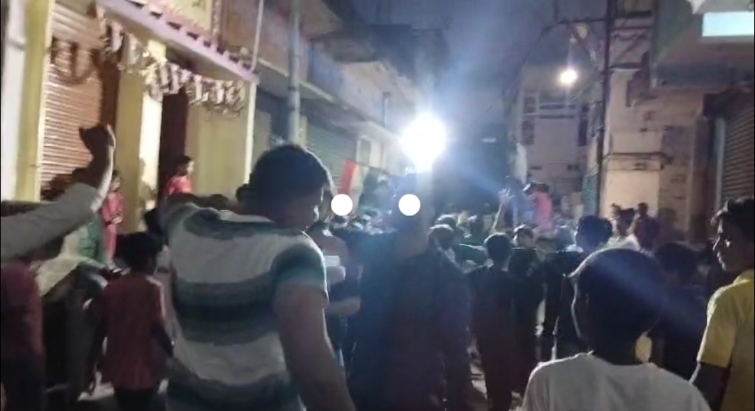 देशभक्ति गीत पर थिरकते लोग
