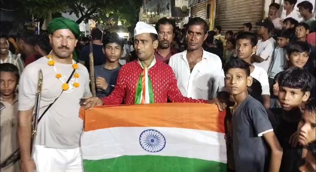 चेहल्लुम जुलूस में शामिल लोग
