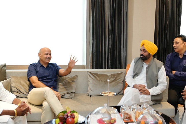 अमृतसर के निजी होटल में बातचीत करते हुए सीएम भगवंत मान व मनीष सिसोदिया।