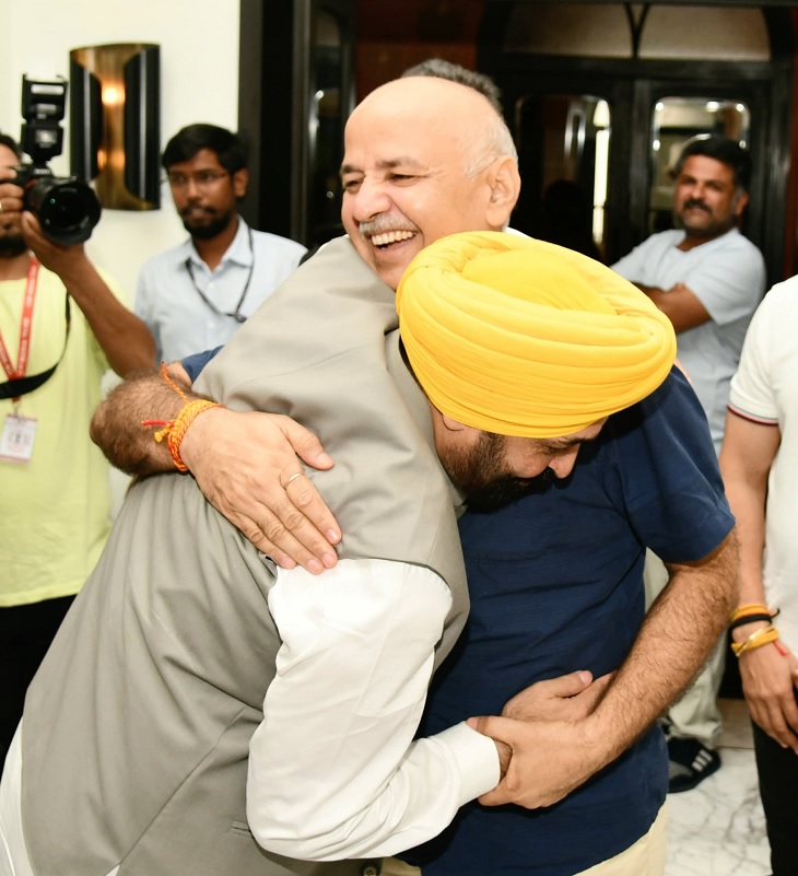सीएम भगवंत मान के गले मिलते हुए मनीष सिसोदिया।