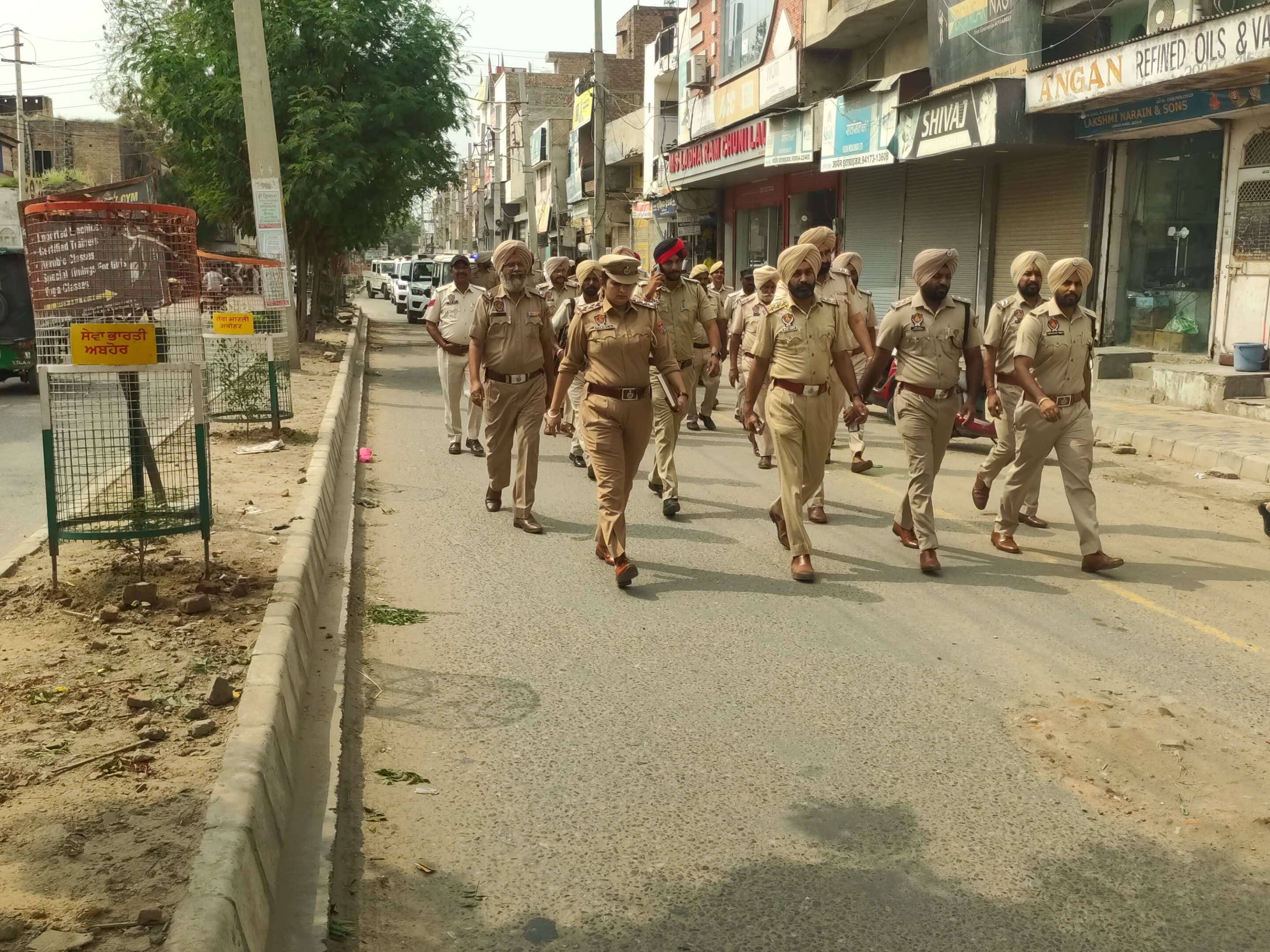 अबोहर में गश्त करते पुलिस के जवान।
