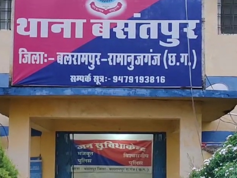 बलरामपुर जिले शुक्रवार को खेत में जुताई के दौरान ट्रैक्टर पलट गया।