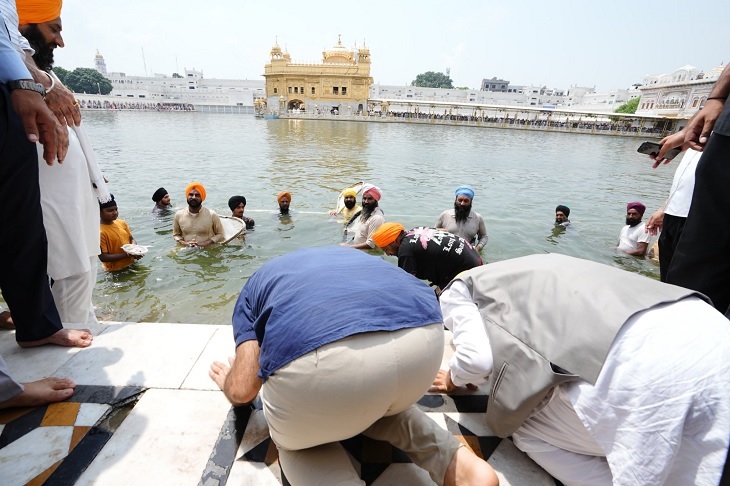 गोल्डन टेंपल में शीश निवाते हुए मनीष सिसोदिया व सीएम भगवंत मान।
