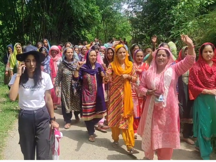2 पूर्व सैनिकों की पिटाई के विरोध में प्रदर्शन करने पहुंचे पंचायत के लोग