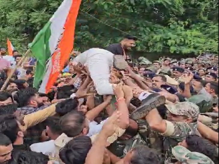 कई बार कोशिश के बाद भी नहीं तोड़ सके बैरिकेड्स।