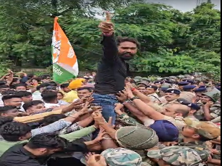 काले कपड़े पहनकर भी पहुंचे विरोध करने युवा नेता।
