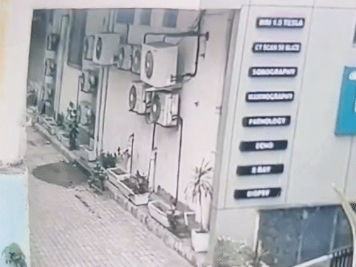 मरीज के गिरने का सीसीटीवी वीडियो भी सामने आया है।