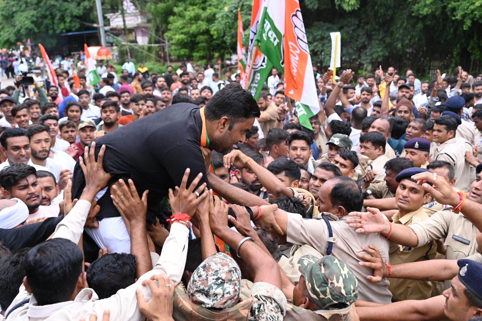 प्रदेश युवा कांग्रेस अध्यक्ष आकाश तिवारी को जब कार्यकर्ताओं ने उठा लिया।