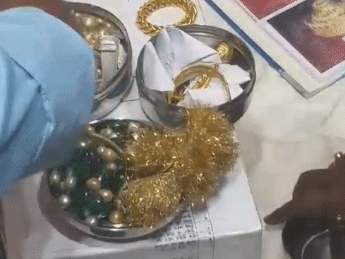 गोपाल मंदिर में रत्न जड़ित आभूषणों को श्रीराधा-कृष्ण को पहनाया जाता है।