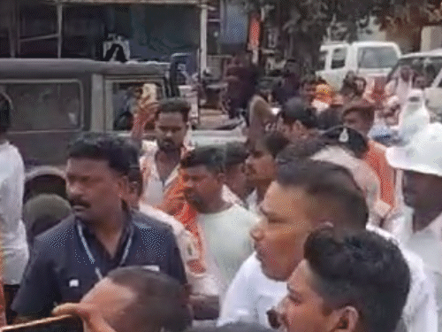 अभद्र नारे लगाए जाने लगे। जब सुरक्षाकर्मियों ने उन्हें रोका तो वो लोग उनसे धक्का-मुक्की करने का आरोप।