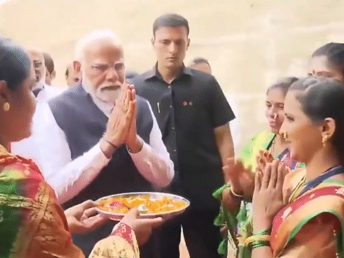 पीएम मोदी जब जलगांव पहुंचे तो लखपति दीदियां उनकी आरती उतारने लगी, मोदी ने आरती का थाल उनके हाथ से लेकर उन्हीं की आरती उतारी।