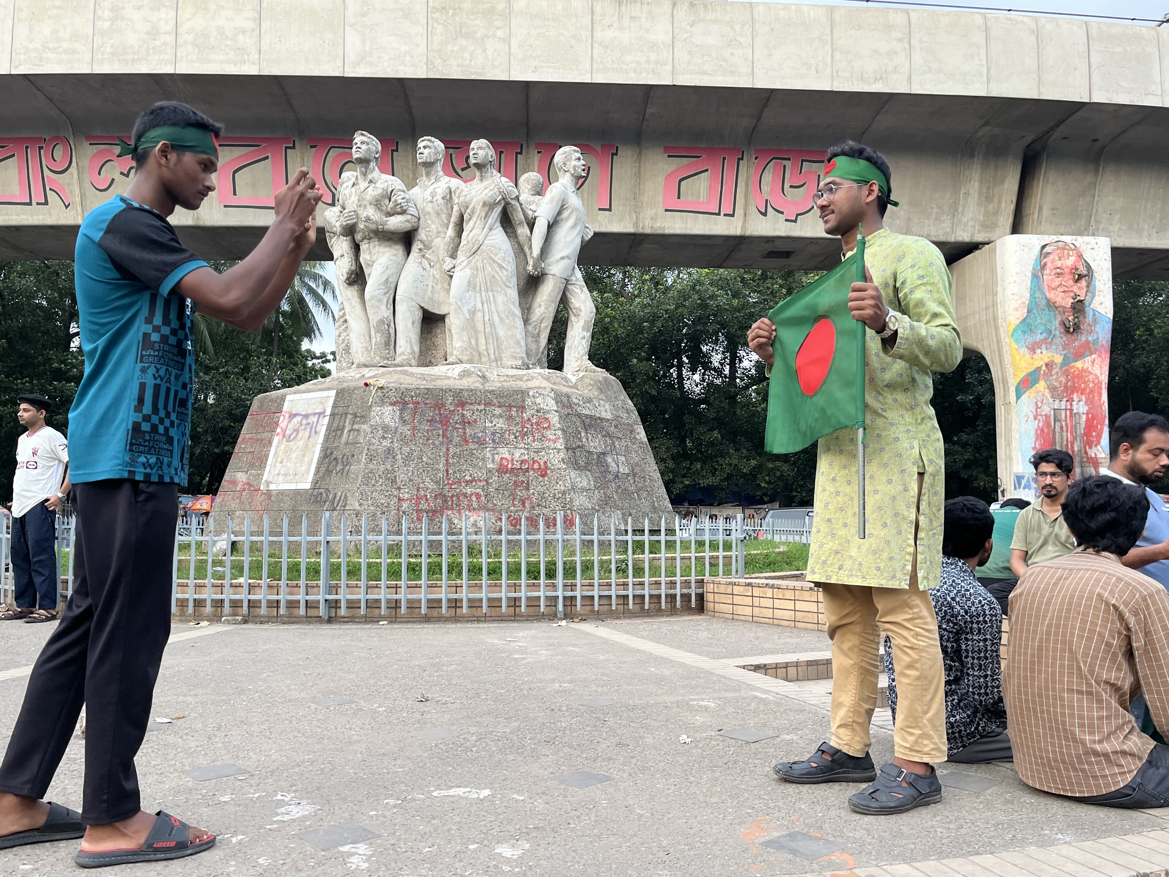 तस्वीर बांग्लादेश की राजधानी ढाका की है। 5 अगस्त को शेख हसीना के देश छोड़ने के बाद यहां खुशी का माहौल था। लोग दूसरी आजादी के तौर पर इसे सेलिब्रेट कर रहे थे।