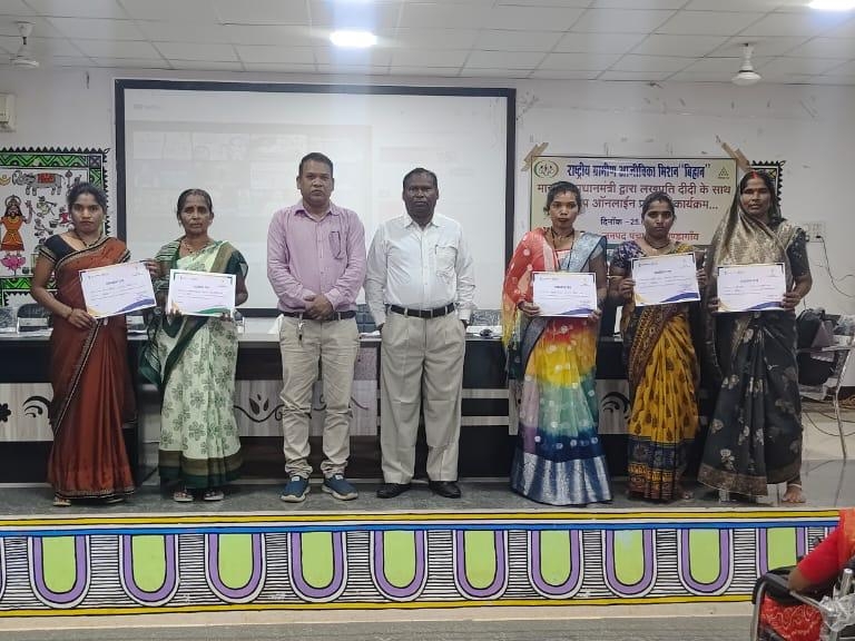 महिलाओं को दिया गया 'लखपति दीदी' का प्रमाण पत्र।