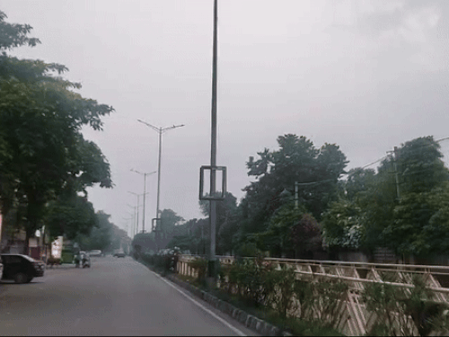 अमृतसर में सोमवार सुबह के समय हल्के काले बादल छाए।