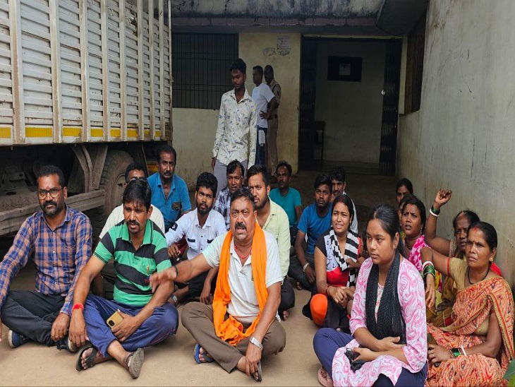 मरचुरी के सामने बैठकर हंगामा करते परिजन - Dainik Bhaskar