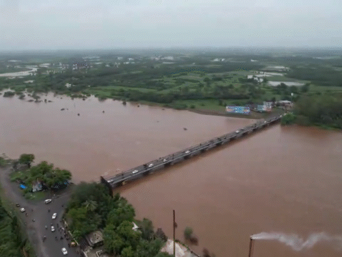 नवसारी में पूर्णिया नदी में उफान पर है। नदी का जलस्तर 24 फीट तक बढ़ गया है।