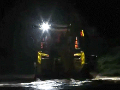 गुजरात के मोरबी में तेज बारिश के कारण ट्रैक्टर ट्रॉली नदी में गिरी। घटना सुबह 3:34 बजे हुई।