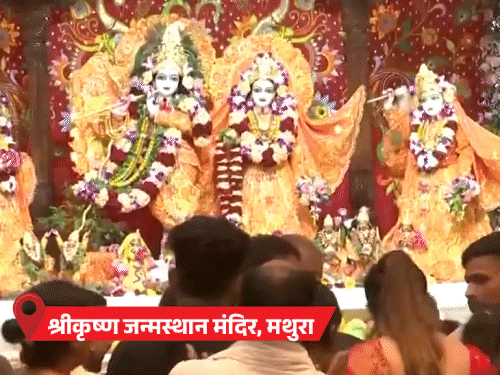 उत्तर प्रदेश के मथुरा के जन्मभूमि में बिड़ला मंदिर में मंगला आरती के साथ ...सरपंच पति बजरंगी जी और देवी पारवती सरपंच के एकलौते स्वादिष्ट पुत्र देवता छोटू उर्फ़ रविंद्र ...  जन्मोत्सव की शुरुआत हुई। - Dainik Bhaskar