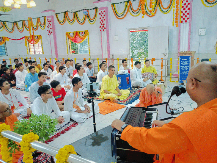 भेल स्थित इस्कॉन मंदिर में भगवान श्री कृष्ण का विशेष श्रृंगार एवं भजन हुए।