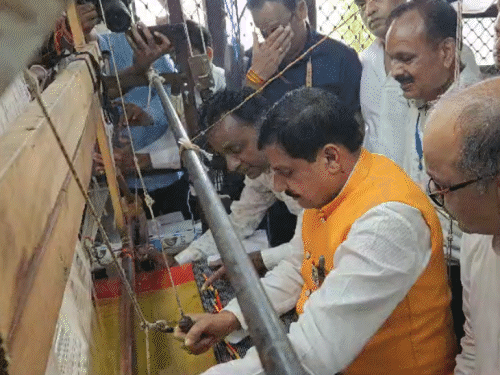 सीएम ने बुनकरों से संवाद किया। साथ ही खुद भी साड़ी बुनी।