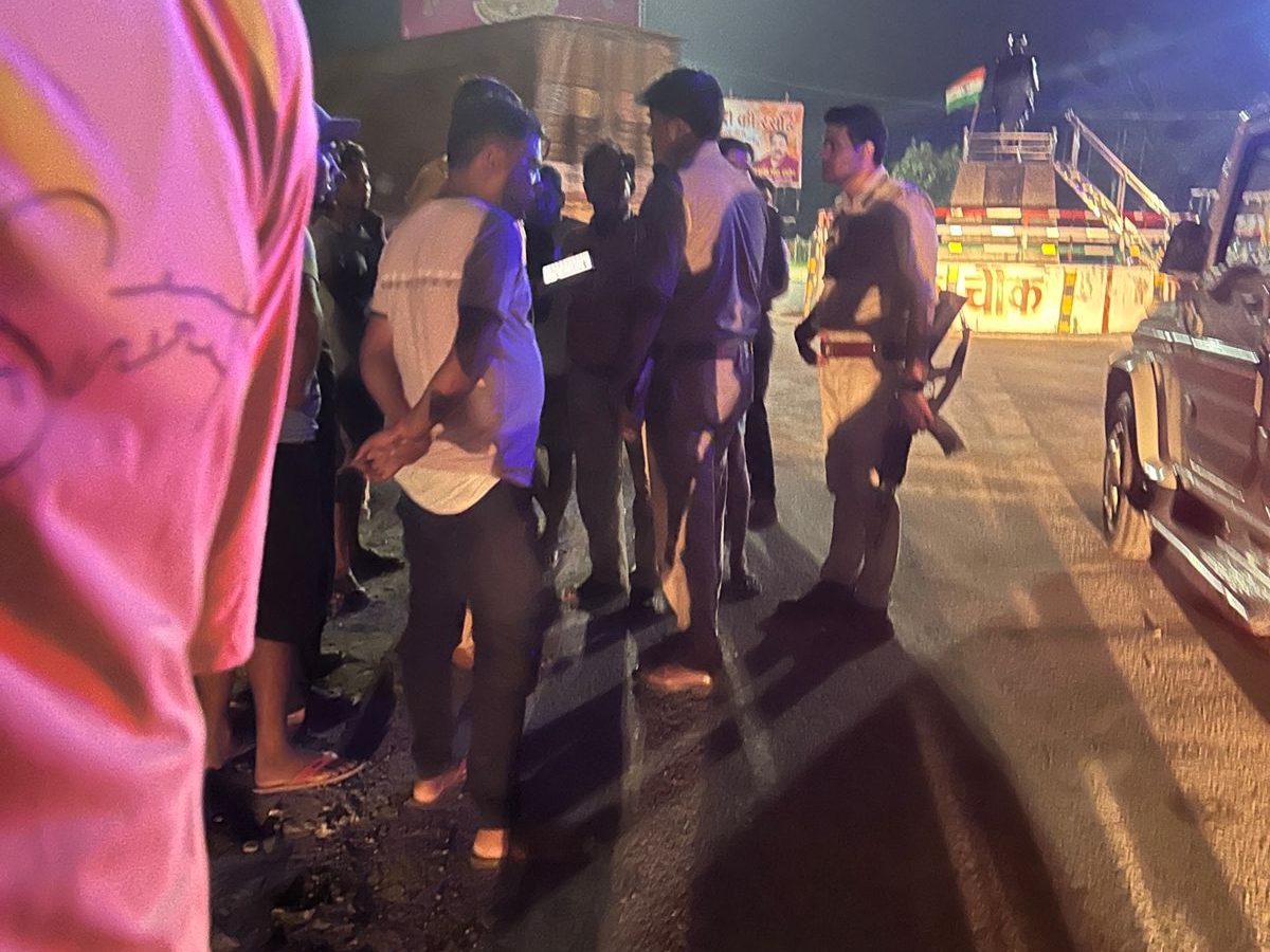 मुरादाबाद-फर्रुखाबाद हाइवे पर पटेल चौक के समीप घटना के बाद जुटी लोगों की भीड़।