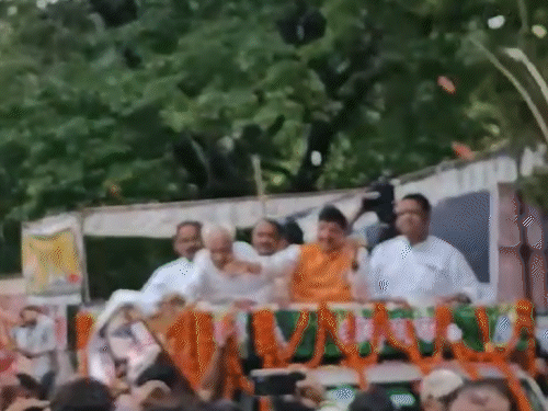 सीएम डॉ. मोहन यादव ने चंदेरी में करीब आधा किलोमीटर का रोड शो भी किया।