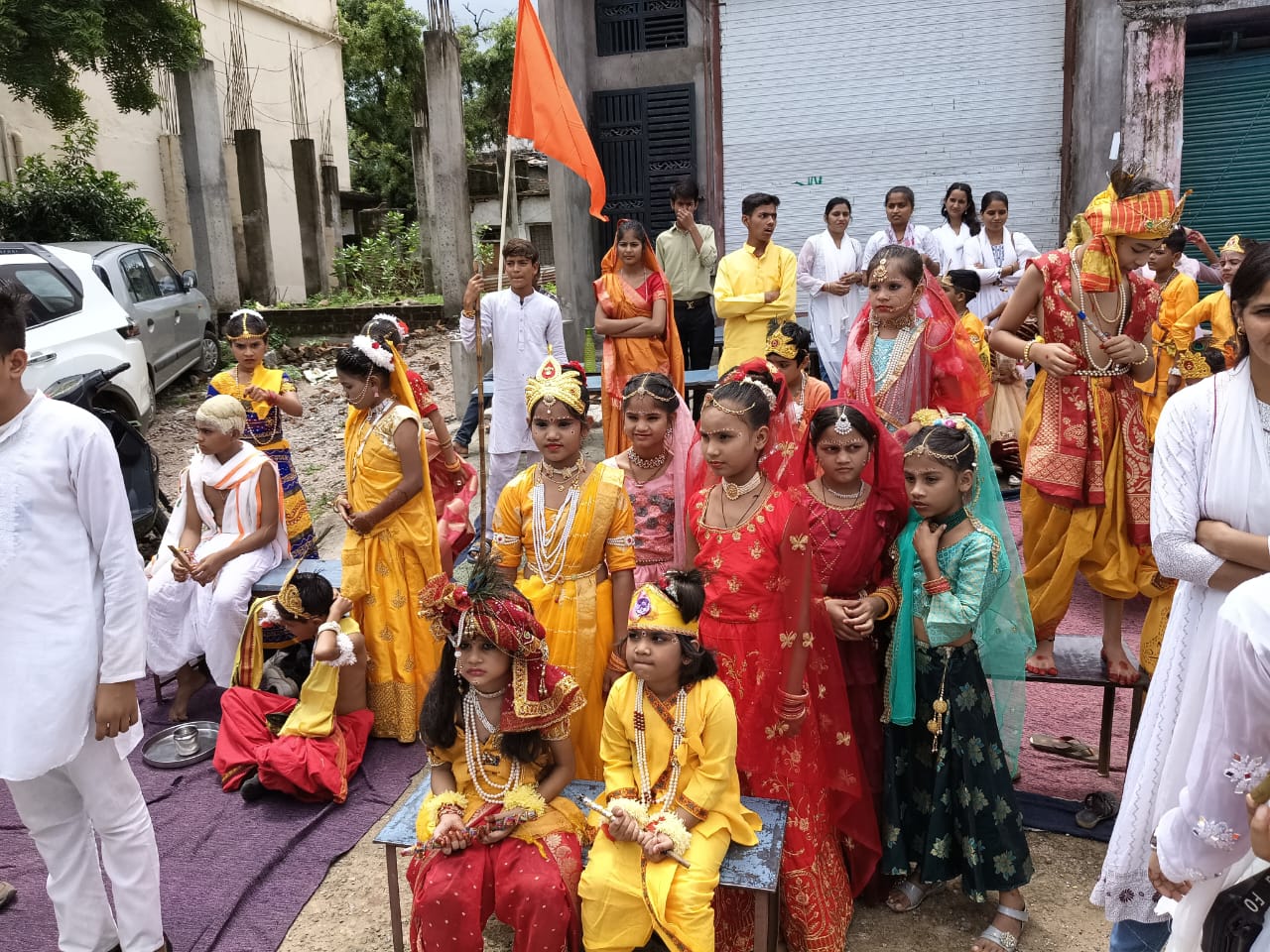 कृष्ण जन्मोत्सव पर बच्चे राधा-कृष्ण के परिधान पहनकर पहुंचे।