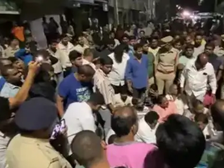 भूलक्ष्मी मंदिर के बाहर लोगों ने विरोध प्रदर्शन किया